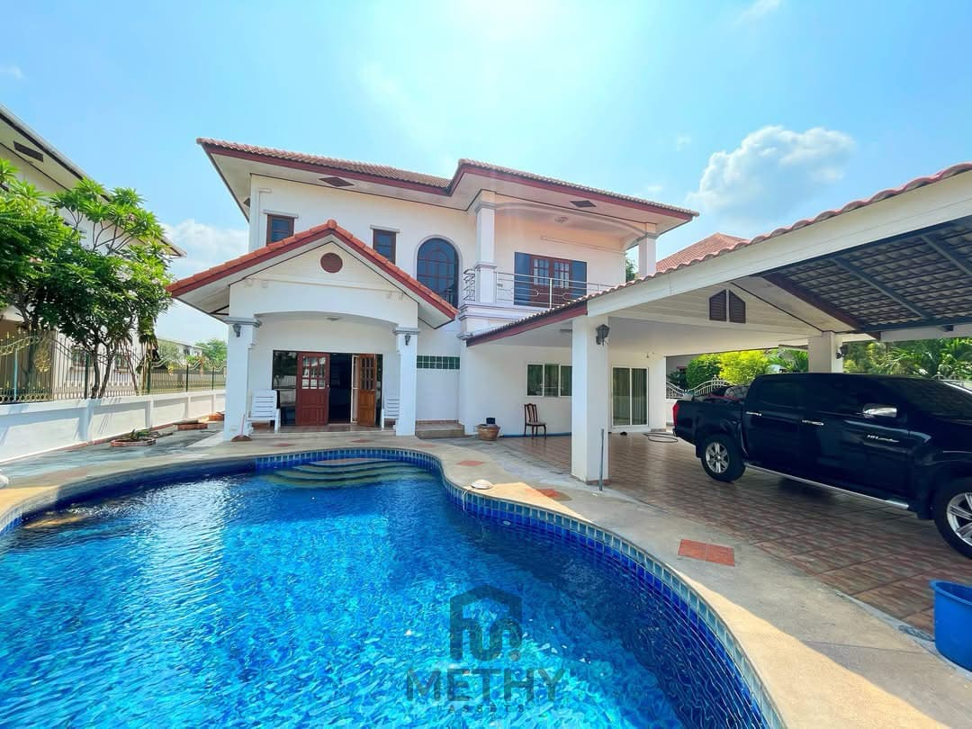 House 4 Bedroom — Private pool For sale / rent